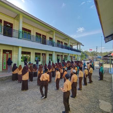 Kegiatan Senam Sehat Bersama Mahasiswa KKN UMB Di MTS Darul Hasanah Desa Simpang Tiga